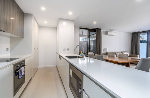 Barton Apartment | Large Barton Courtyard Apartment near Parliament