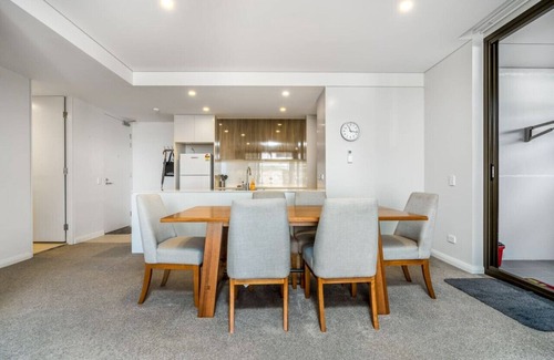 Barton Apartment | Large Barton Courtyard Apartment near Parliament