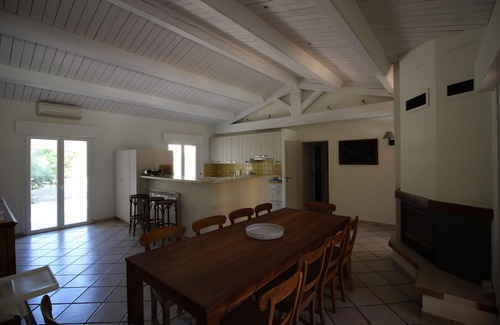 Besse-sur-Issole Villa | Large, beautiful villa on wooded grounds, swimming pool and large private plot.