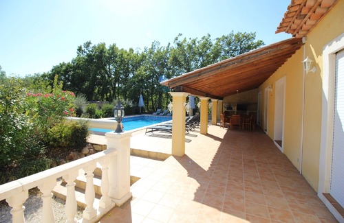 Besse-sur-Issole Villa | Large, beautiful villa on wooded grounds, swimming pool and large private plot.