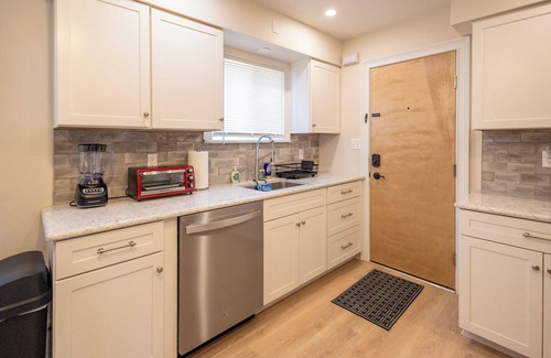 Belleville Apartment | Large Belleville 1 Bed - Pets OK, Parking, Laundry, Fios, Safe, Dog Park Nearby
