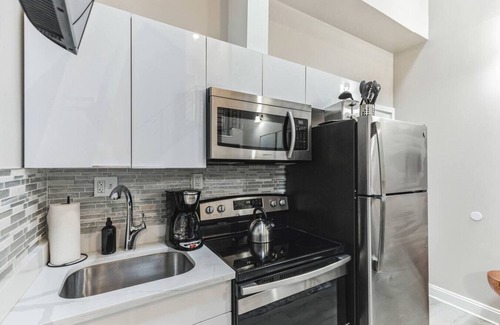 Center City East Apartment | Large Bi-Level 2BR Loft | Old City | Sleeps 8 (4F)