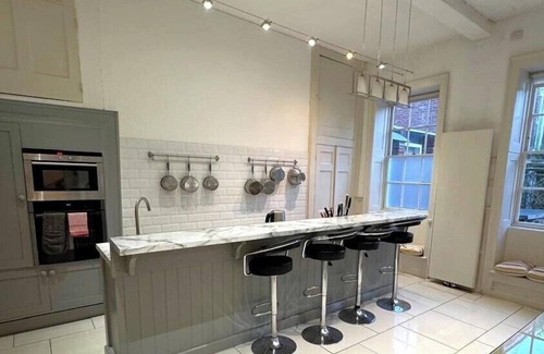Chichester House | Large celebration Town House in Chichester City Centre. Great for groups/families!
