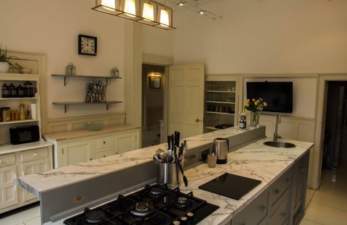 Chichester House | Large celebration Town House in Chichester City Centre. Great for groups/families!