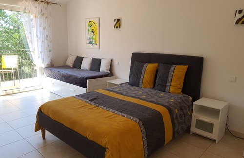 Aubais Bed & Breakfast | Large Chambre D'hôtes (3) Avec Terrasse au Calme. Pets Accepted