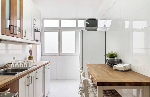 Amadora Apartment | Large Contemporary Apartment with Three-Bedroom