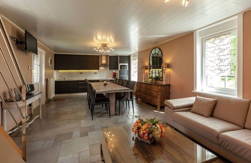 Le Bizet House | Large cottage overlooking the sunny courtyard