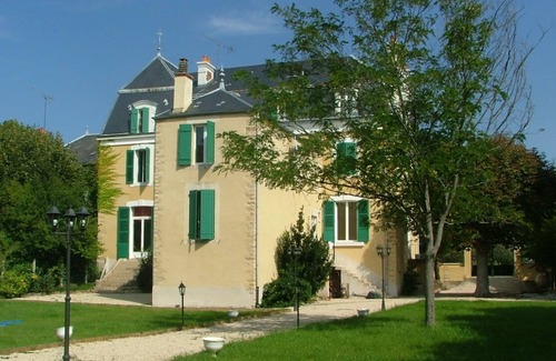 Accolay House | Large Country House