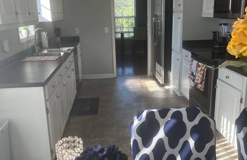 Huntcliff House | Large cozy 3-bedroom house in awesome Columbia with AC, WiFi