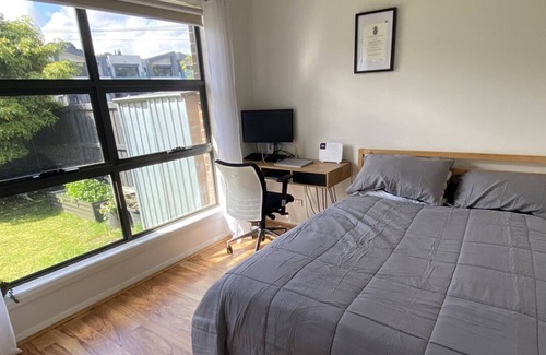 Glenroy House | Large cozy house 15 mins drive to the city, 2 mins to train & 10 mins to airport