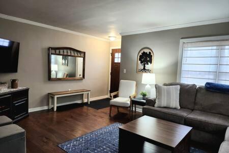 Columbus House | Large Cozy House Near NexusPark Air Hockey