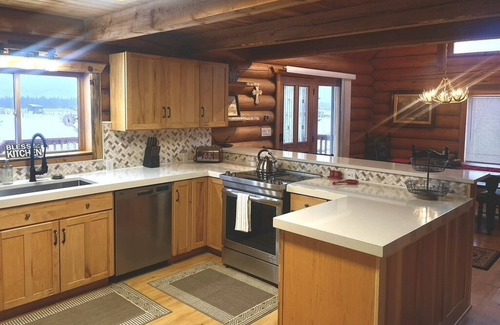 Athol Cabin | Large, Cozy, log home!