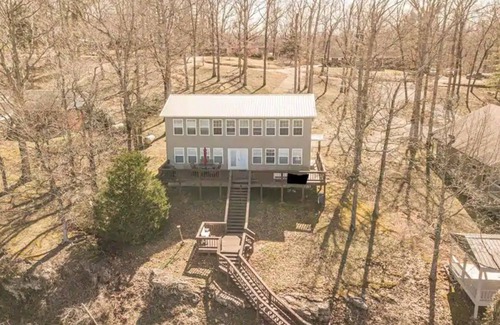 Doniphan House | Large Current River Getaway in Doniphan, MO! Hot Tub!