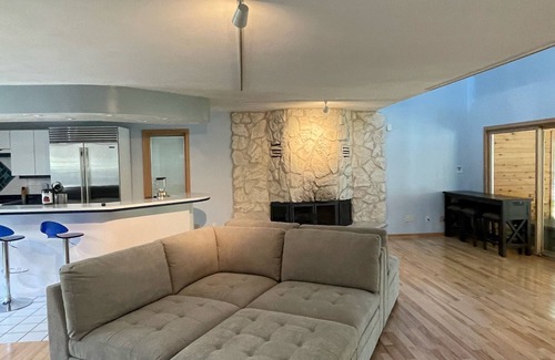 Rockford House | Large Custom Home with firetable, river access, Smart TV's, yard games and more
