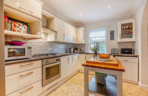 Shipton under Wychwood Cottage | Large dog friendly holiday home - Myrtle House