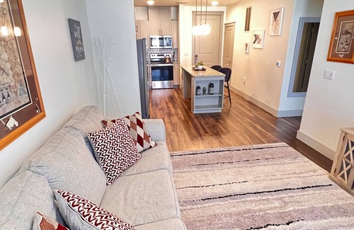 Addison Apartment | Large Dallas 1 Bedroom with Balcony View - Luxury Amenities - Near Galleria Mall