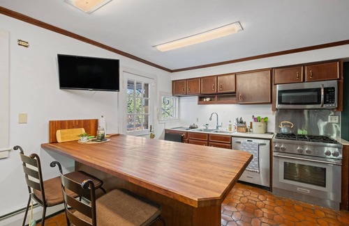 Hanover House | Large Dartmouth Home w/Hot Tub-Perfect for alumni, future students, or a nice weekend getaway!