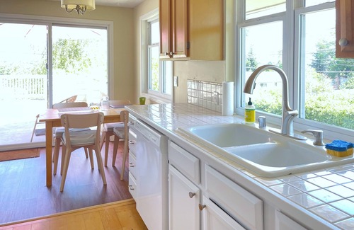 Roxhill House | Large Deck, View, Yard, Family + Pet Friendly