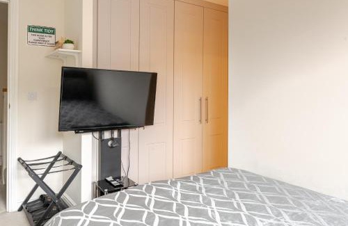 Swindon House | Large Double Room & Private EnSuite Bathroom, Badbury Park, Swindon, Near Great Western Hospital