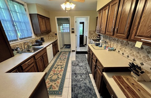 Amsterdam House | Large English Tudor offering 3 generous floors of living space - Belmont/Travers