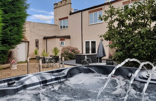 Kneesall Cottage | Large Family Cottage With Hot Tub, Ideally Located For Activities. Pet Friendly.