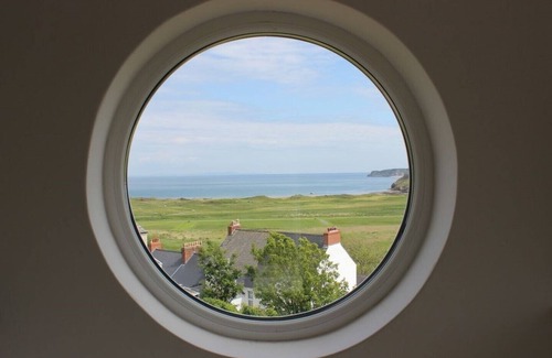 Penally House | Large Family Holiday House with Sea Views & Off Street Parking.