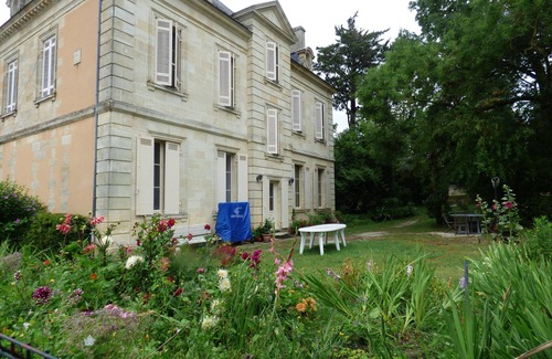 Blaye House | Large family home on three floors, inside a park of one hectare