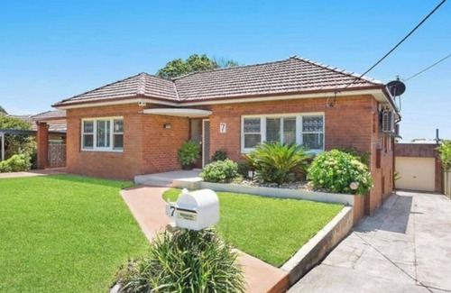 Woolooware House | Large Family Home with heated pool close to beach