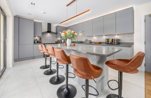 Glasgow House | Large Family Home with Hot Tub/Jacuzzi, Log Burner