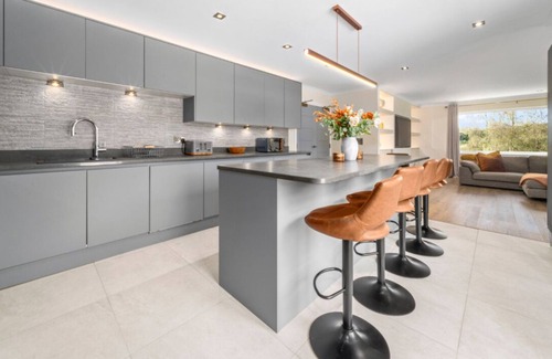 Glasgow House | Large Family Home with Hot Tub/Jacuzzi, Log Burner