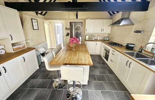 Guildford House | Large Farmhouse Cottage set in semi rural Surrey location, close to Guildford