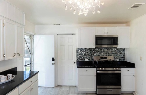 Gatesville House | Large fenced yard near town square (Starlink WiFi), Charming bungalow with fenced yard and Starlink