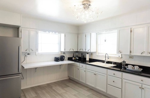 Gatesville House | Large fenced yard near town square (Starlink WiFi), Charming bungalow with fenced yard and Starlink