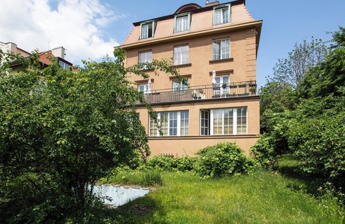 Kosire Apartment | Large Garden Villa Suite Business-Leisure-Sports