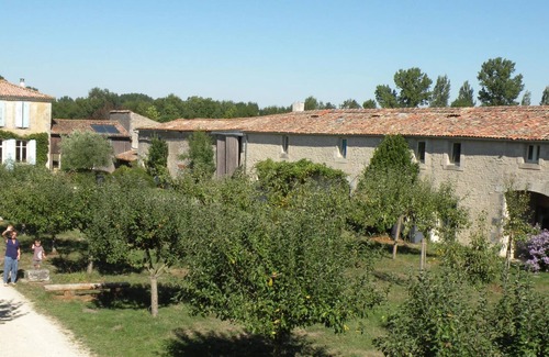 Saint-Saturnin-du-Bois House | Large gîte 10/12 p with garden and natural swimming pool