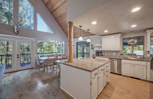 Leavenworth House | Large Golfcourse home w/HOT TUB. FIVE bedrooms!1.5 miles to downtown Leavenworth