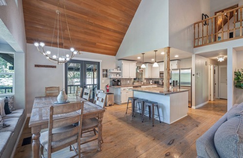 Leavenworth House | Large Golfcourse home w/HOT TUB. FIVE bedrooms!1.5 miles to downtown Leavenworth