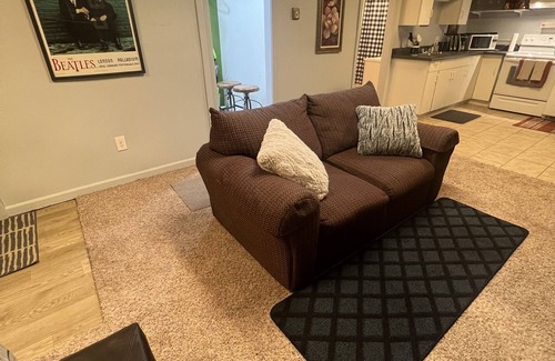 Government Hill Apartment | Large Govt hill studio-near downtown