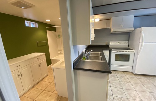 Government Hill Apartment | Large Govt hill studio-near downtown