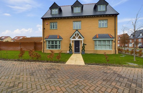 Rochford House | Large group house with games room close to Southend on Sea