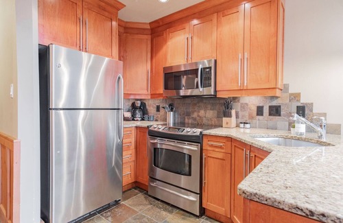 Whistler Condo | Large groups and families | Free parking | Hot tub