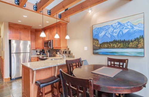 Whistler Condo | Large groups and families | Free parking | Hot tub