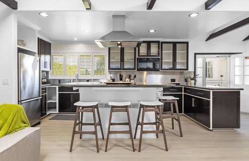 Westchester House | Large Hidden Private Backhouse LAX Vaulted Ceiling