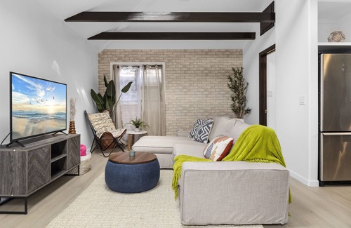 Westchester House | Large Hidden Private Backhouse LAX Vaulted Ceiling