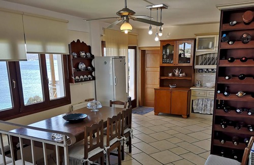 Agii Apostoli Apartment | Large holiday flat directly above the sea with beach access in Agii Apostoli, Eu