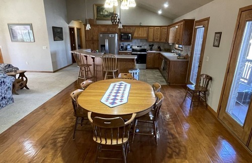 Horseshoe Bend House | Large Home on beautiful Crown Lake