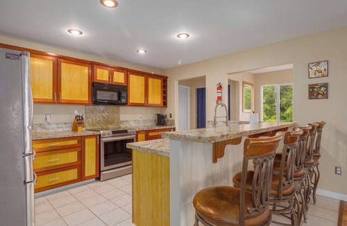 Fern Acres House | Large Home w/2 covered Pickleball Courts near Volcano National Park sleeps 16