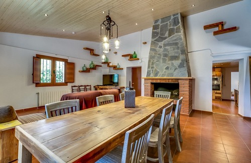 Palafolls Ski Chalet | Large house for 18 pax, pool and private garden. Free WIFI. Ideal group of young people or families. Vivalidays Can Palomo.