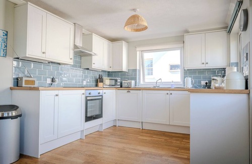 Widemouth Bay House | Large house, North Cornwall, Seaviews. 1 min to beach! Pet Friendly. Sleeps 10.