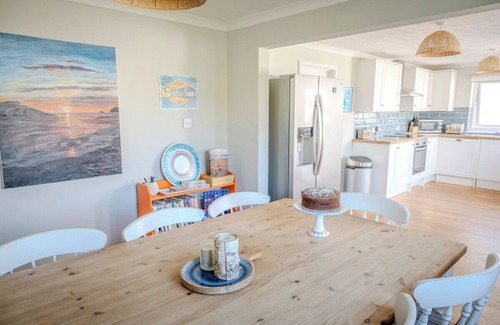 Widemouth Bay House | Large house, North Cornwall, Seaviews. 1 min to beach! Pet Friendly. Sleeps 10.
